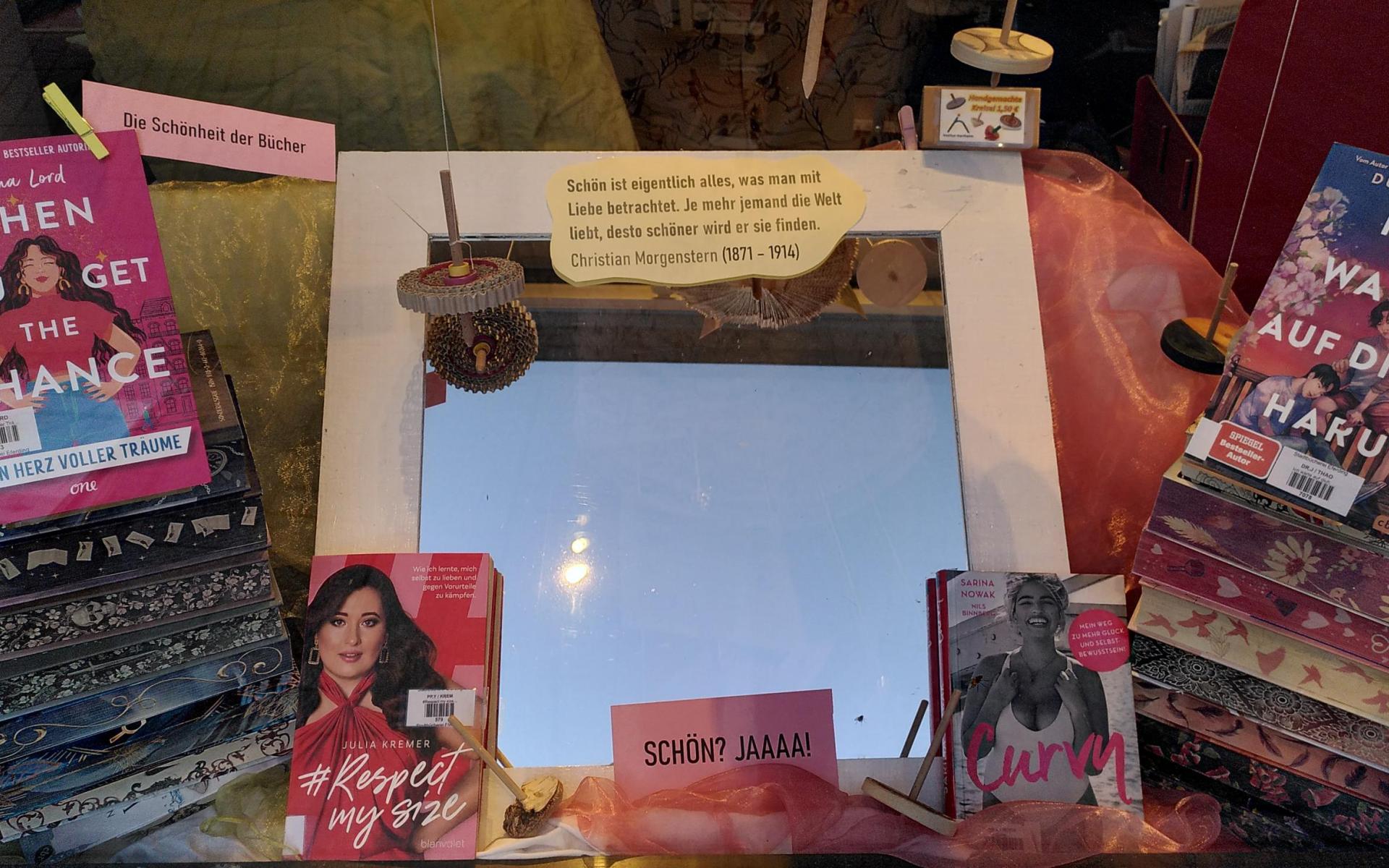 Frühsommer-Schaufenster zum Thema "Wer ist hier schön?"Schöne Bücher und schöne Menschen überall...