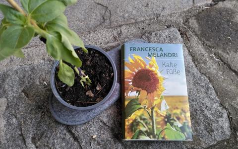 Unser Mai-Lesetipp: Francesca Melandri "Kalte Füße"